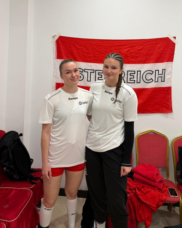 ERFOLGREICHER WM-AUFTAKT FÜR UNSERE LÖWINNEN! 🇦🇹🌍💙

Österreich startet mit einem 29:22-Sieg gegen Angola in die U20-Weltmeisterschaft in China! 🔥

Mit dabei: unsere MGA-Spielerinnen Elena Dorfinger und Leonie Neunteufel, die ihren Teil zu diesem wichtigen Auftaktsieg beigetragen haben. 💪

🧤 Elena Dorfinger glänzte nicht nur im Tor, sondern trug sich sogar selbst in die Torschützenliste ein! 🚀 🤾‍♀️ Leonie Neunteufel steuerte starke 3 Treffer zum Erfolg bei.

Wir sind stolz, unsere Löwinnen auf der Weltbühne zu sehen und wünschen dem österreichischen Team weiterhin viel Erfolg für die kommenden Spiele! 🇦🇹🦁

#mgafivers #handballaustria #womenshandball #handball #mgafamily