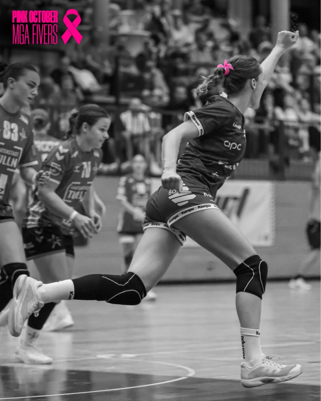 „Wir kämpfen zusammen – auf und neben dem Spielfeld.“ 🎀💗

Im Oktober setzt MGA Fivers ein Zeichen für Brustkrebs-Aufklärung und Sichtbarkeit. Zum Start unserer Kampagne haben unsere Teams U16, U18, Frauenliga, WHA Challenge und WHA Meisterliga dieses Wochenende mit rosa Schleifen gespielt. 

Ein kleines Symbol mit einer großen Botschaft: Zusammenhalt, Unterstützung und Bewusstsein. 💪🎀 Gemeinsam sind wir stärker – auf und neben dem Spielfeld. 💗🦁 #mgafivers #handballaustria #womenshandball #breastcancerawareness #pinkoctober