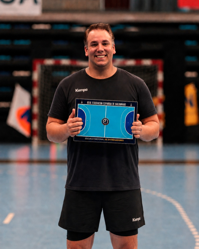 𝗛𝗘𝗥𝗭𝗟𝗜𝗖𝗛𝗘𝗡 𝗚𝗟Ü𝗖𝗞𝗪𝗨𝗡𝗦𝗖𝗛, 𝗫𝗔𝗩𝗜! 🎓💙

Unser U18- und WHA-Challenge-Trainer Xavi Vegas hat nach 330 Ausbildungsstunden in Granollers (Spanien) erfolgreich die A-Lizenz – EHF RINCK Convention Level 3 abgeschlossen.

Ein weiterer wichtiger Schritt in seiner Entwicklung als Trainer. Wir sind stolz, dich in unserer MGA-Familie zu haben! 🦁🤾‍♂️ #mgafivers #handballaustria #womenshandball #handball #mgafamily