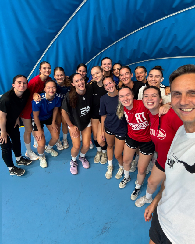 𝗕𝗔𝗖𝗞 𝗧𝗢 𝗦𝗖𝗛𝗢𝗢𝗟. 𝗕𝗔𝗖𝗞 𝗧𝗢 𝗪𝗢𝗥𝗞. 🎒🦁💙

Die Pause ist vorbei und unsere Löwinnen sind zurück in der MGA Fivers School. Jetzt beginnen die harte Arbeit, die Vorbereitung und der gemeinsame Weg in eine vielversprechende neue Saison.

Der Unterricht kann beginnen – wir sind bereit für alles, was kommt! 💪
#mgafivers #handballaustria #womenshandball #handball #mgafamily
