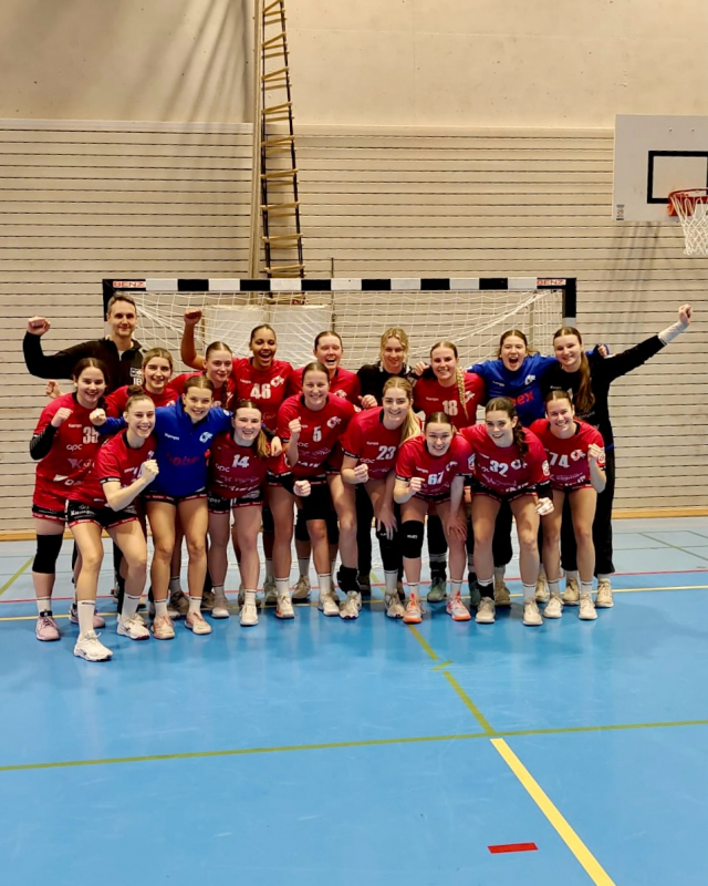 4 Punkte im Gepäck – erfolgreiches Wochenende in Feldkirch! 🦁💙
Unser WHA-Team setzt ein starkes Statement mit einem souveränen 27:35-Auswärtssieg und bringt zwei ganz wichtige Punkte zurück nach Wien.

Auch unsere WHA U18 lieferte ab und holte ebenfalls einen Sieg – starker Auftritt, starke Entwicklung!

Gemeinsam. Fokussiert. MGA.

#mgafivers #handballaustria #womenshandball #handball #MGAFamily 💙🦁