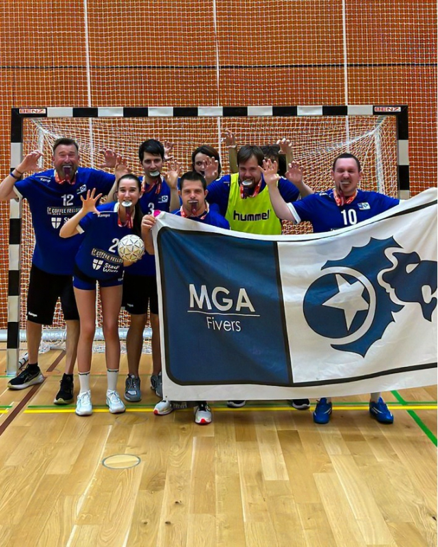 SILBER, DAS SICH WIE GOLD ANFÜHLT! 🥈💙

Unsere MGA Specials haben bei den Special Olympics Sommerspielen Wien 2026 einen großartigen 2. Platz erreicht! 👏🦁 Mit Leidenschaft, Teamgeist und ganz viel Freude am Handball haben unsere Athletinnen und Athleten MGA auf beeindruckende Weise vertreten.

Wir könnten nicht stolzer auf euch sein. Ihr seid eine Inspiration für unsere gesamte MGA Family. 💙🤍 Herzlichen Glückwunsch zu diesem fantastischen Erfolg! 🥈 #mgafivers #handballaustria #specialolympics #handball #mgafamily