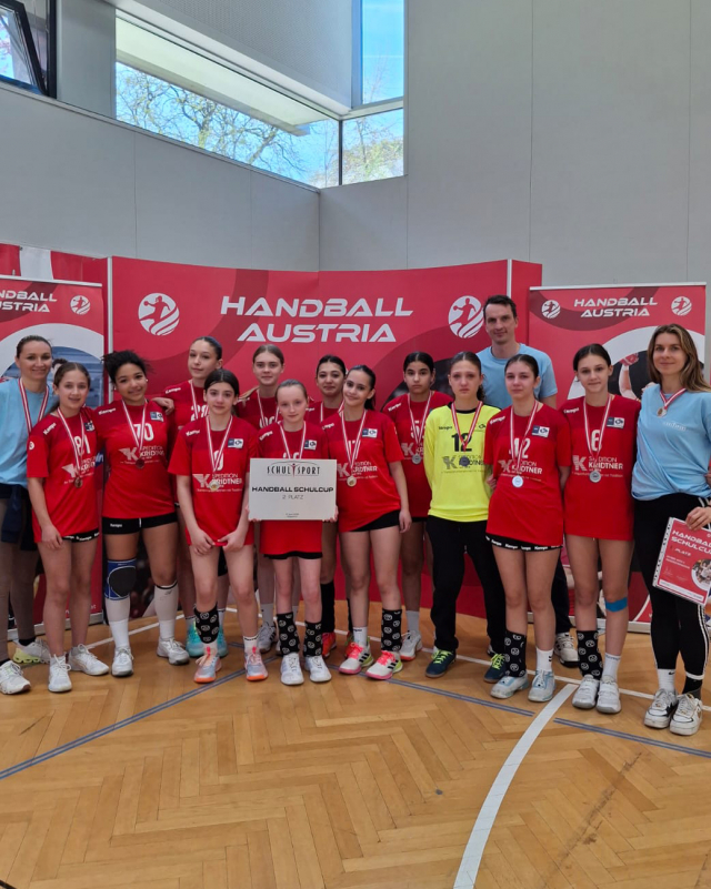 🥈 Schulcup Vize-Meisterinnen 💙🦁

Das BG/BRG Wien 5 Rainergymnasium holt Platz 2 bei der Bundesmeisterschaft im Handball Schulcup 🇦🇹

Mit vielen MGA Fivers Spielerinnen im Team zeigte die Mannschaft ein starkes Turnier und kämpfte sich bis ins Finale – dort fehlte nur ein Tor zum Titel (13:14 n.V.) 💥

Gleichzeitig konnten unsere Mädchen beim Junior Handball Schulcup Pro groß aufzeigen, den Sieg holen und sich damit für die Regionalmeisterschaften qualifizieren 🙌
Mit dieser starken Leistung haben sie einmal mehr ihr Können, ihren Teamgeist und ihren Einsatz unter Beweis gestellt

Wir gratulieren herzlich zu diesem großartigen Erfolg und drücken für die kommenden Spiele fest die Daumen! 💙🦁

#mgafivers #handballaustria #womenshandball #handball #MGAFamily