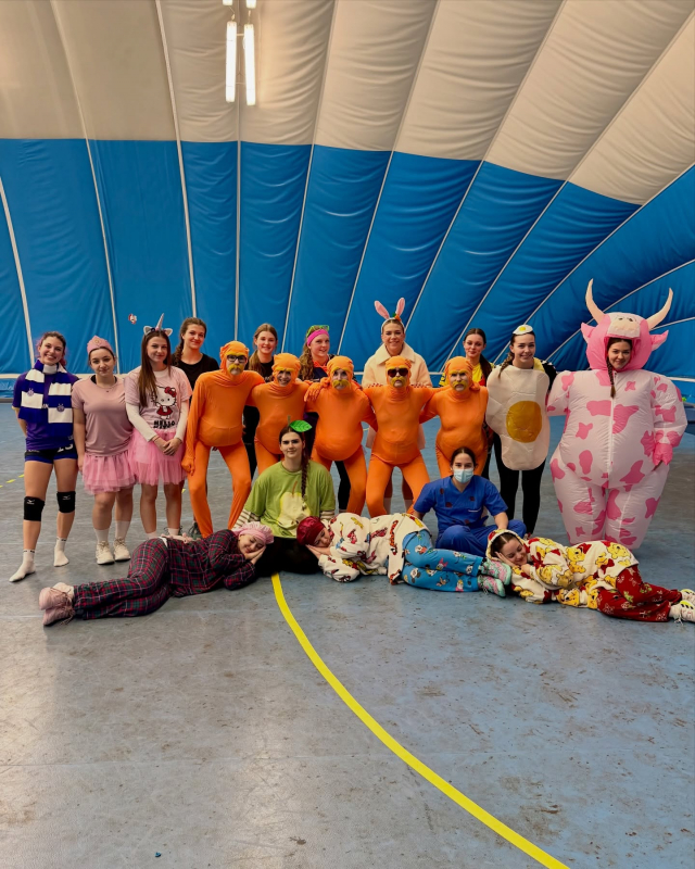 🎭🦁 Faschingsdienstag bei MGA Fivers – Training mal anders! 🦁🎭

Bacherplatz wurde heute zur Karnevalsbühne!
Unsere U16, U18 und RL Teams haben gezeigt, dass man auch als 🍓 Frucht, 👑 Prinzessin, 👩‍⚕️ Krankenschwester – und ja… sogar als 🐄 Kuh – Handball spielen kann!

Lachen, Teamgeist und ganz viel MGA-Vibe 💙
So trainiert man mit Stil – egal im Kostüm oder im Trikot!

#mgafivers #handballaustria #womenshandball #handball #MGAFamily 💙🦁