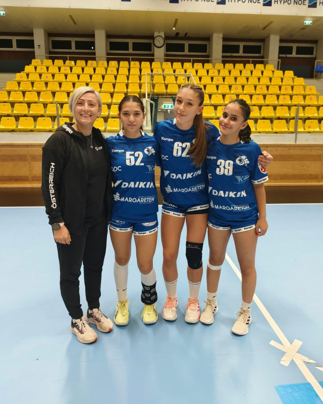 𝗠𝗚𝗔 𝗙𝗜𝗩𝗘𝗥𝗦 𝗙Ü𝗥 Ö𝗦𝗧𝗘𝗥𝗥𝗘𝗜𝗖𝗛! 🇦🇹🦁💙

Ein weiterer schöner Moment für unseren MGA-Nachwuchs! 🤾‍♀️✨
Am 10. Oktober fand im BSFZ Südstadt der Sichtungstag Ost (Wien & Niederösterreich) für das österreichische Jugendnationalteam des Jahrgangs 2012 statt.

Mit dabei waren drei unserer MGA-Talente sowie Monika Stefanoska als Trainerin! 💪 💙 Unsere MGA-Mädels:

🇦🇹 Jasmin Beischroth
🇦🇹 Maisam Hamad
🇦🇹 Andjela Lukic
👩‍🏫 Trainerin: Monika Stefanoska

Wir sind stolz auf euch! Ein weiterer wichtiger Schritt in eurer Entwicklung. Weiter so, Mädels! 🦁💙 #mgafivers #handballaustria #womenshandball #handball #mgafamily