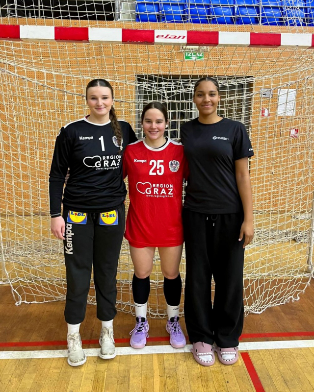 Unfassbar stolz auf Elena, Theresa und Chiamaka 💙🦁
Alle drei wurden für die Nationalmannschaft NF 2006 und NF2008 nominiert und sind zum Trainingslehrgang vom 2. bis 5. Jänner 2026 in Nedelišće (Kroatien) einberufen.
Ein riesiger Schritt und die verdiente Belohnung für harte Arbeit und Entwicklung. Wir stehen hinter euch! 💪🇦🇹

#mgafivers #handballaustria #womenshandball #handball #MGAFamily 💙🦁