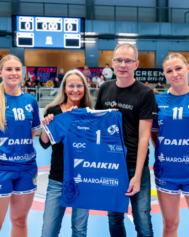 𝗚𝗘𝗠𝗘𝗜𝗡𝗦𝗔𝗠 𝗙Ü𝗥 𝗗𝗘𝗡 𝗙𝗥𝗔𝗨𝗘𝗡𝗛𝗔𝗡𝗗𝗕𝗔𝗟𝗟! 🦁💙 Besonderer Besuch in der Hollgasse! 🤾‍♀️

Wir durften Petra Tierscherl, Bezirksvorsteher-Stellvertreterin von Margareten, bei unserem Heimspiel begrüßen.

Ein herzliches Dankeschön an die Bezirksvorstehung Margareten für die Unterstützung und die neuen Spieltrikots unserer Löwinnen! 👕💙

Schön, dass ihr dabei wart und unseren Frauenhandball unterstützt! 🙌

#mgafivers #handballaustria #womenshandball #handball #mgafamily