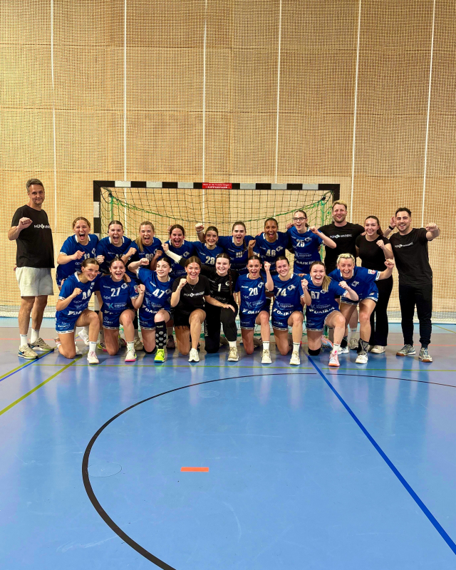 WIR HABEN ES GESCHAFFT. 💙🏆

Die Play-offs gehören uns – MGA Fivers steigt in die WHA CHALLENGE auf! 🤾‍♀️🔥

Eine unglaubliche Saison findet ihr perfektes Ende: Der Aufstieg ist geschafft.

📍 Hinspiel: 28:21 (+7)
📍 Rückspiel: 27:25 (+2)
🏆 Gesamt: 55:46 (+9)

Was für eine Mannschaftsleistung! Mit einem Durchschnittsalter von nur 20,45 Jahren haben unsere Mädels gezeigt, was mit Mut, harter Arbeit und Zusammenhalt möglich ist. 💪

Stolz auf jede einzelne Spielerin, den gesamten Staff und alle, die uns auf diesem Weg begleitet haben. 💙🤍

📹: @lfreeezy 

WHA CHALLENGE – wir kommen! 🚀

#mgafivers #handballaustria #womenshandball #handball #mgafamily whachallenge aufstieg